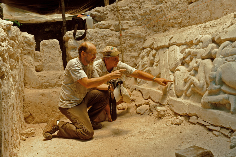 Dr. Richard D. Hansen y Dr. Craig Argyle en el Friso Popol Vuh (Foto: FARES)