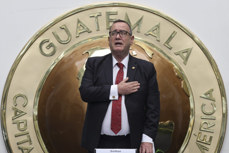 El expresidente Alejandro Giammattei no fue el único que se benefició del proceso acelerado para obtener su jubilación
