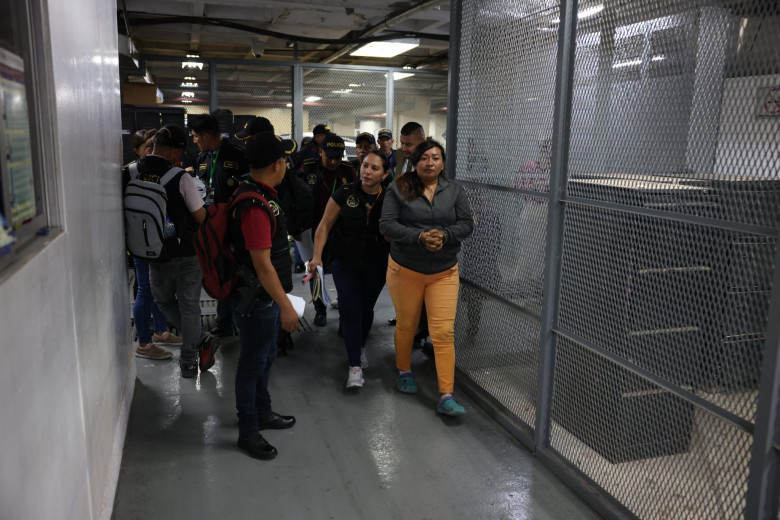 En 64 allanamientos realizados ayer por fuerzas de seguridad fueron detenidos 10 presuntos asesinos de motociclistas y nueve extorsionadores que actúan en distintos sectores del departamento de Guatemala