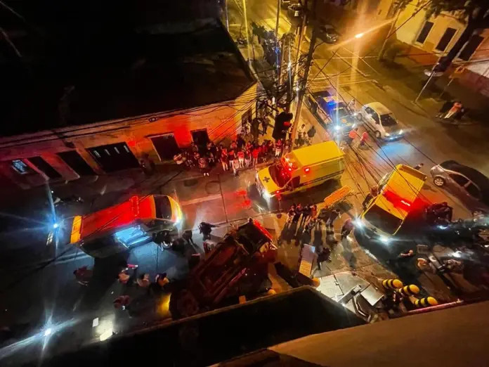 El incidente ocurrió en la 1a calle y 10a avenida de la referida zona. En el lugar impactaron dos vehículos.
