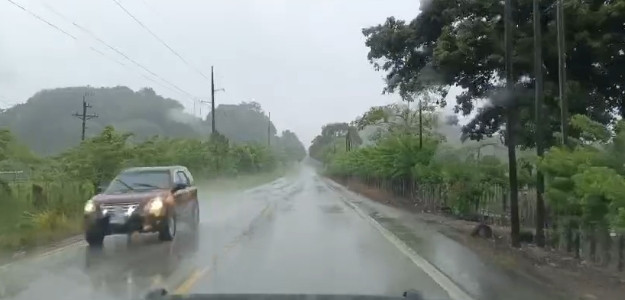 Se registra presencia de lluvia por el km 393 de la ruta CA-13, jurisdicción de Dolores, Petén.