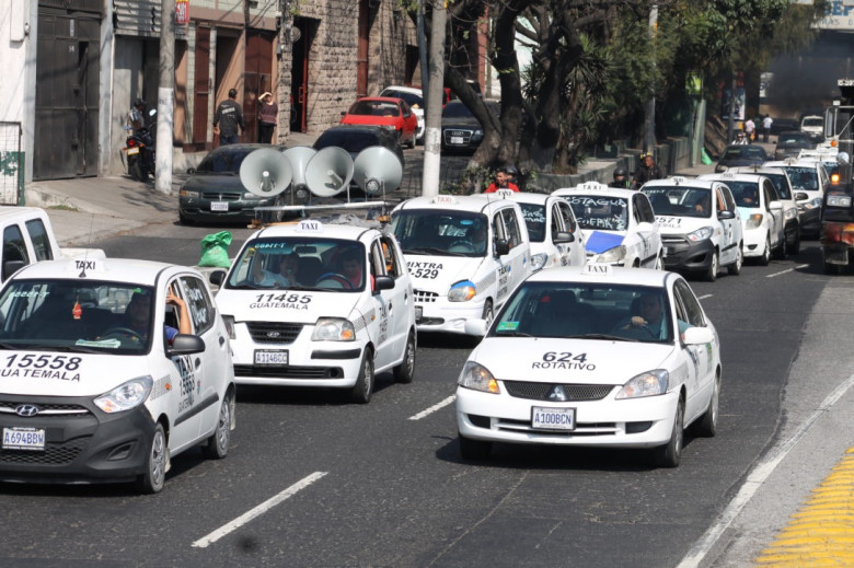 Como cada madrugada, Don Juan tomaba un café y salía con su taxi a buscar pasajeros en un punto habitual.