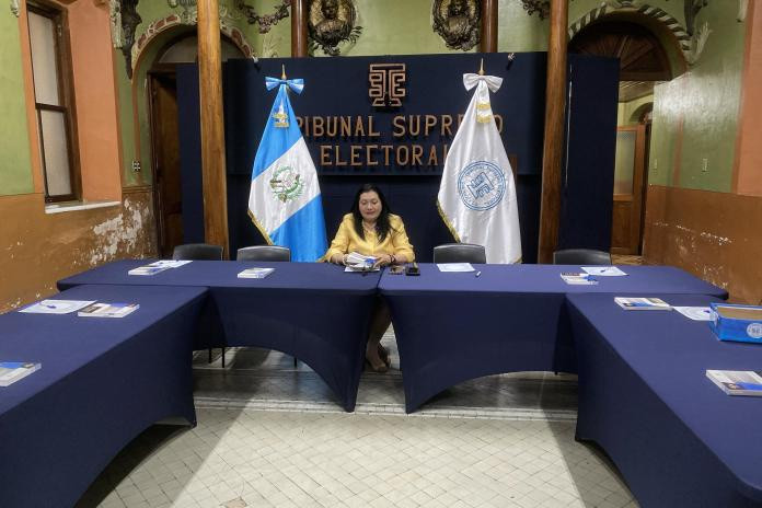 La presidenta del Tribunal Supremo Electoral (TSE), Blanca Alfaro, enfrentó un nuevo desafío luego de que los magistrados suplentes no acudieran al pleno extraordinario convocado por ella.