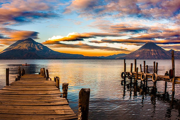 2. Aventura en el Lago de Atitlán: naturaleza y tradiciones mayas
