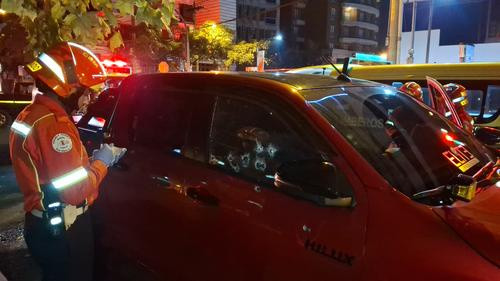 En el lugar se encontraron siete casquillos de bala calibre 9mm.