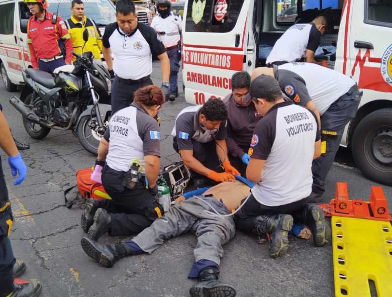 En el lugar se encontró un arma de fuego calibre .38 cerca del cuerpo.