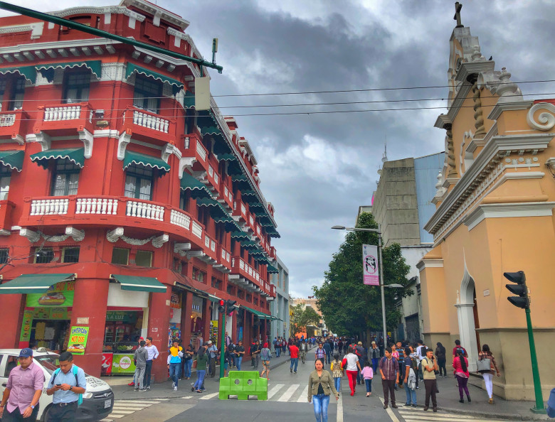 Pasear por el Centro Histórico 🏛️ Recorre la Plaza de la Constitución, la Catedral Metropolitana y sus alrededores para conocer la historia de la ciudad.