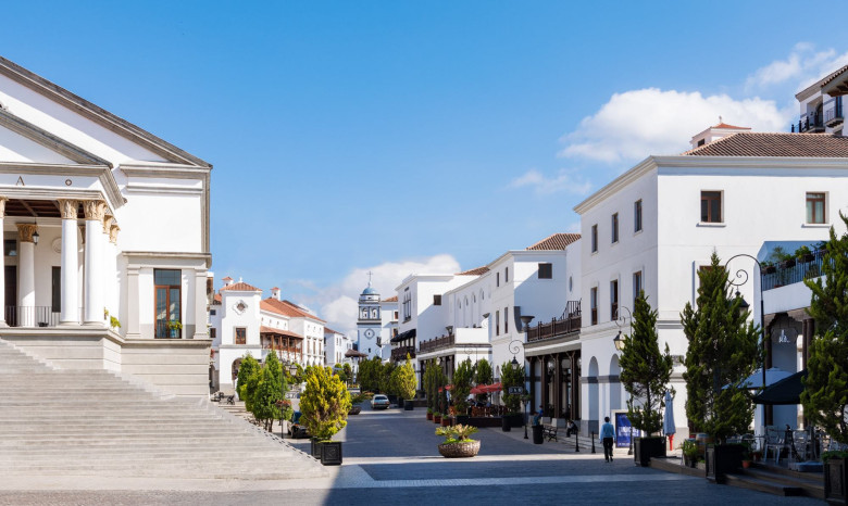 Explorar Paseo Cayalá 🛍️ Un lugar moderno lleno de restaurantes, tiendas y espacios para caminar y tomar fotos.