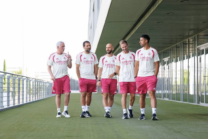 José Mourinho llegó a Valdebebas para iniciar oficialmente su nueva etapa como entrenador del Real Madrid.