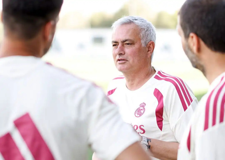 El entrenador también destacó la importancia de construir una cultura de trabajo, responsabilidad y ambición dentro del club.