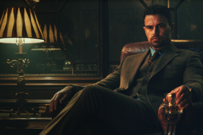 Theo James se convierte en un cerebro criminal en el teaser tráiler de 