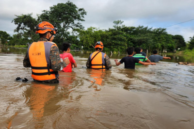 Brindan ayuda humanitaria debido a inundaciones en Petén