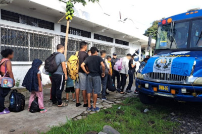 Vuelca autobús con 36 migrantes en Escuintla