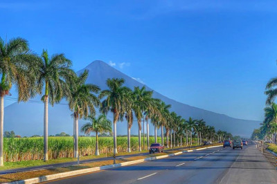 Ministro de Comunicaciones rinde informe y desmiente rumores de renuncia