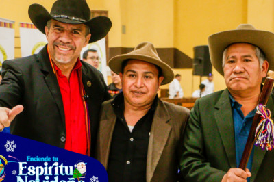 Alcalde de San Juan Sacatepéquez entrega vara edilicia a Alcaldes Auxiliares para el 2025