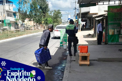 Retiran obstáculos en vía pública del bulevar hacia Jardines del Quetzal