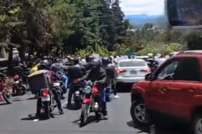 Bloqueo en zona 10: Protesta Fiscal paraliza viaducto clave