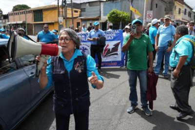 Trabajadores de la salud bloquean principales vías de la capital en demanda de mejoras laborales