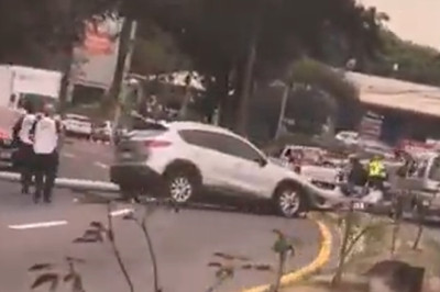 Colisión en Periférico derriba poste sobre vehículo