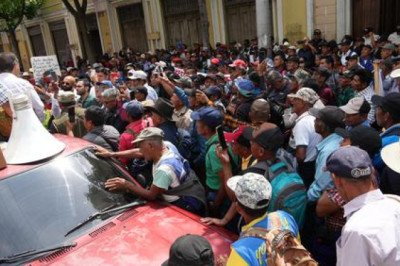 Veteranos Militares Y Expatrulleros Bloquean Congreso Exigiendo Beneficios