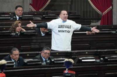 Diputado protesta durante informe presidencial en el Congreso