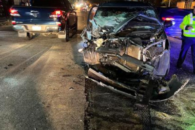 Choque entre automóvil y tráiler complica tránsito en avenida Petapa