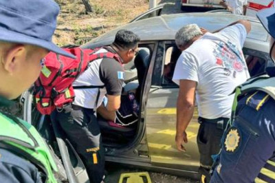 Fuerte accidente rumbo a Puerto Quetzal deja auto destruido