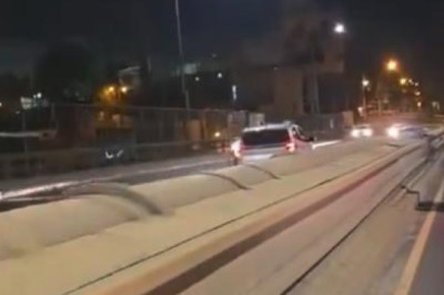 Conductor multado por manejar contra la vía en Periférico