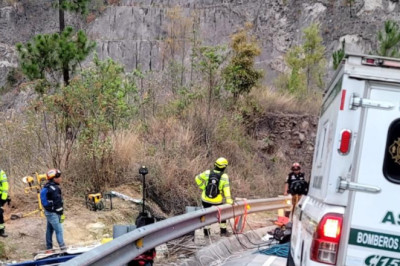 Microbús cae a barranco en Quiché y deja víctimas