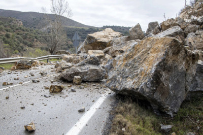 Alertan sobre desprendimiento de rocas en el kilómetro 76 de la ruta al Atlántico