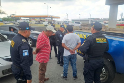 Capturan a dos presuntos asaltantes en la calzada Roosevelt
