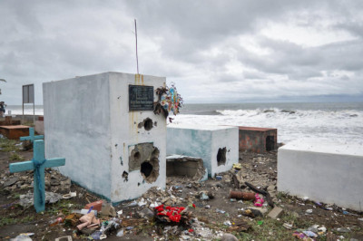 Oleaje destruye tumbas en cementerio de Iztapa
