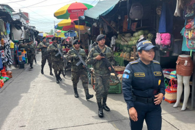 Ejército y PNC despliegan operativo Mercado Seguro en centros de comercio del país
