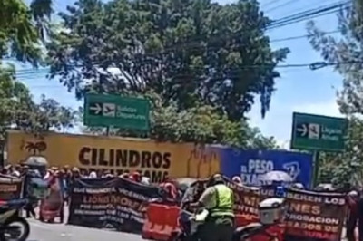 Manifestación complica la movilidad en el ingreso al Aeropuerto La Aurora