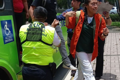 Suspenden servicio del Transmetro en estación USAC por tráiler atorado