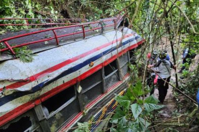 Identifican a víctimas del bus que cayó a barranco en Quiché