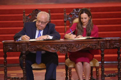 Guatemala y Reino Unido firman memorando para el Metro Riel
