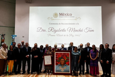 México reconoce a Rigoberta Menchú por su labor en favor de la paz y los pueblos indígenas