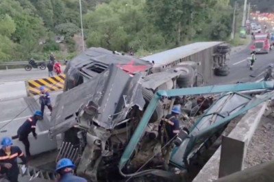 Tráiler pierde los frenos, derriba tres postes y vuelca en la ruta al Pacífico