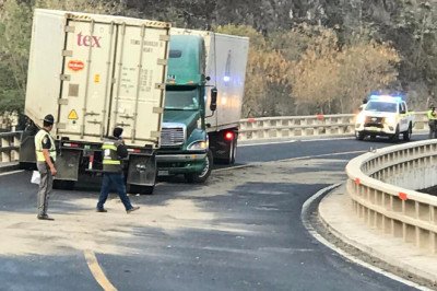 Carga de granos cae de cabezal y complica circulación en la ruta al Atlántico