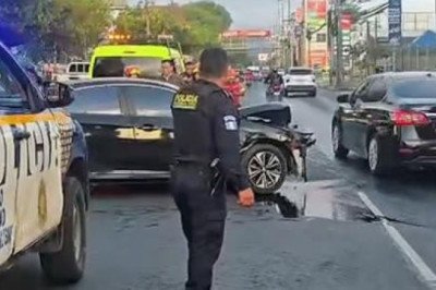 Conductor se queda dormido y choca contra un poste en la calzada Roosevelt
