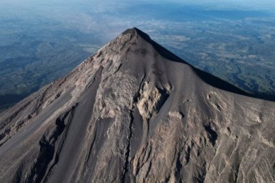 Ceniza del volcán de Fuego se dispersa hasta 75 kilómetros y alcanza Chimaltenango y Suchitepéquez
