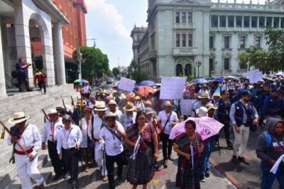 48 Cantones de Totonicapán y Alcaldía Indígena de Sololá marchan hacia el Congreso por alza de combustibles