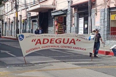 Plantón de veteranos militares frente al Congreso mantiene cierre vial en la zona 1