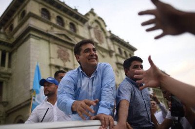 Carlos Pineda encabeza manifestación frente al Congreso y plantea tres reformas constitucionales