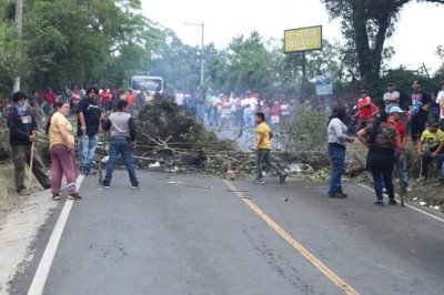 Manifestantes trasladan bloqueo a la entrada de Santa Elena Barillas, Villa Canales
