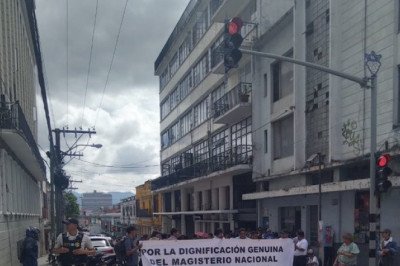 Maestros sindicalizados se manifiestan en zona 1 y provocan desvíos vehiculares