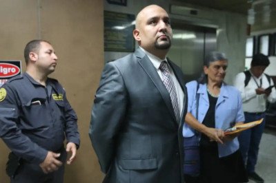 Bernardo Arévalo asiste al velatorio de Juan Francisco Solórzano Foppa