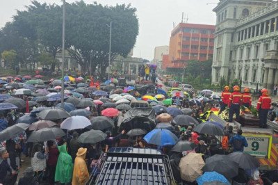 Cientos despiden a Juan Francisco Solórzano Foppa con un homenaje en la Plaza de las Niñas