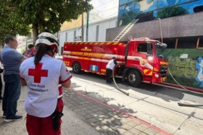 Bomberos combaten incendio en edificio de la zona 1 capitalina
